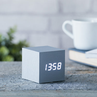 Cube-Click-Clock-Designwecker-Alu-White-Gingko-01