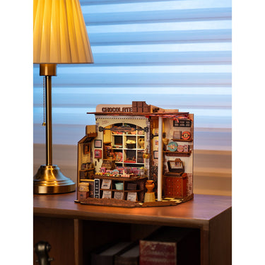 Book Nook DIY Bastelset - "Herny´s Chocolate House" • Rolife
