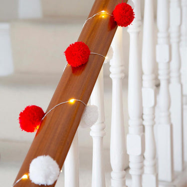 Red & White Pom Pom LED-Lichterkette 2 m • Talking Tables